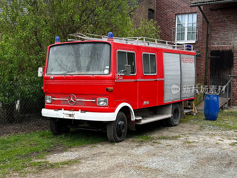 梅赛德斯-奔驰608 (LP 913)老式消防车，建于1975年